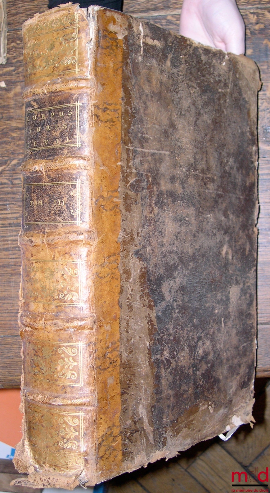 [Corpus juris civilis], ACCURSIUS, REBUFFUS (Pierre) – ENSEMBLE DE 4 TOMES DU CORPUS JURIS CIVILIS DE JUSTINIEN ISSUS DE 2 ÉDITIONS DIFFÉRENTES : TOME I : DIGESTUM VETUS. D. JUSTINIANI (…) JURIS ENUCLEATI, EX OMNI VETERE IURE COLLECTI, DIGESTORUM, SIVE PA