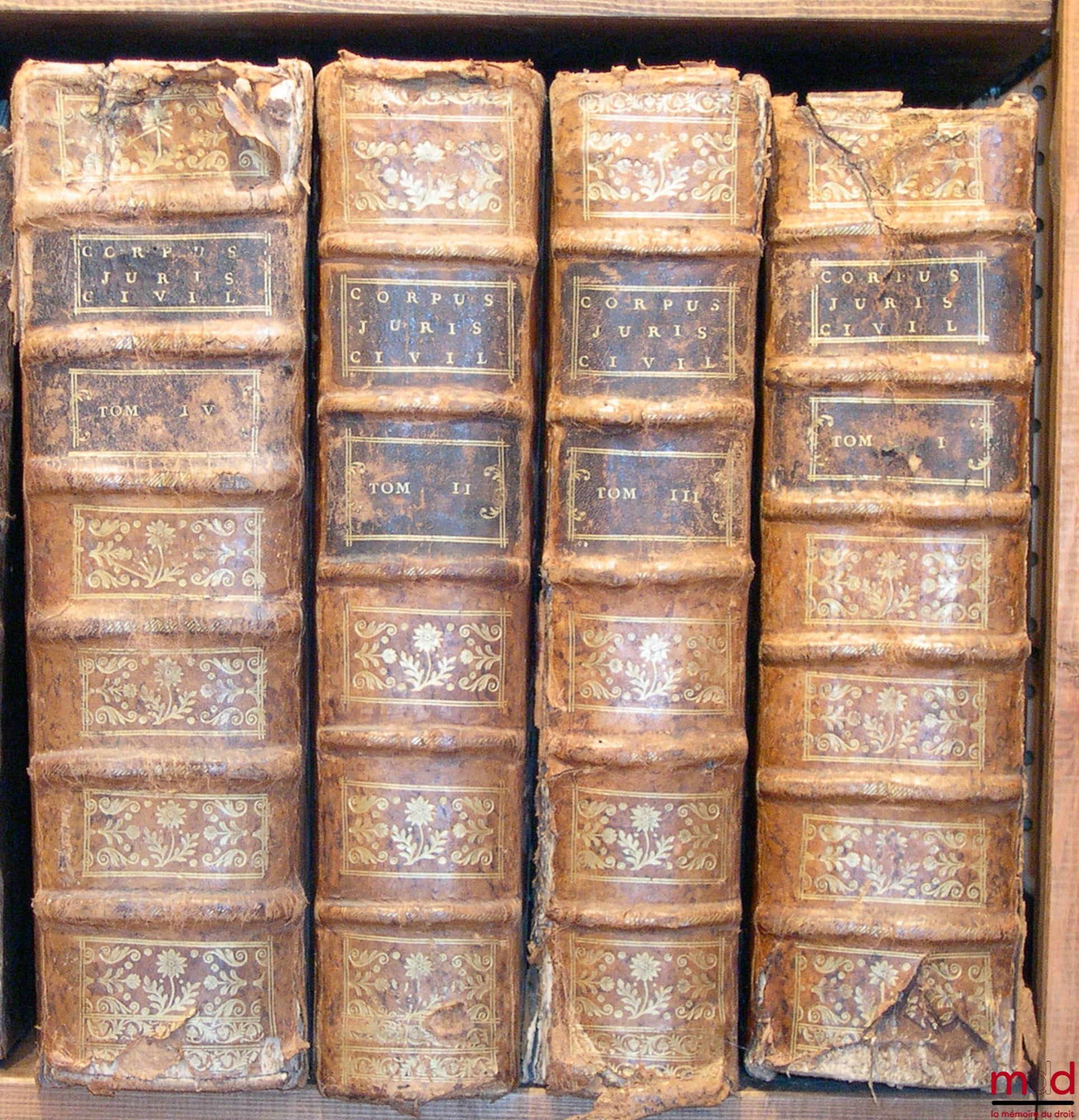 [Corpus juris civilis], ACCURSIUS, REBUFFUS (Pierre) – ENSEMBLE DE 4 TOMES DU CORPUS JURIS CIVILIS DE JUSTINIEN ISSUS DE 2 ÉDITIONS DIFFÉRENTES : TOME I : DIGESTUM VETUS. D. JUSTINIANI (…) JURIS ENUCLEATI, EX OMNI VETERE IURE COLLECTI, DIGESTORUM, SIVE PA
