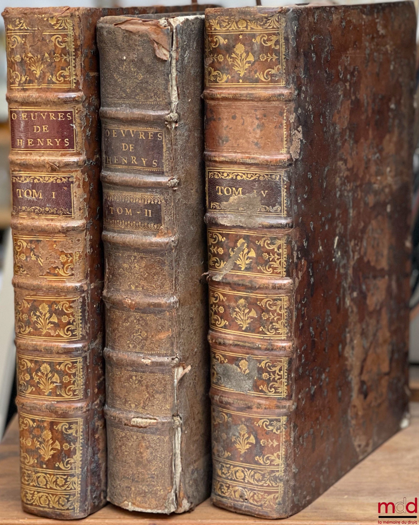 HENRYS (Claude) – ŒUVRES DE M. CLAUDE HENRYS, CONSEILLER DU ROI ET SON PREMIER AVOCAT AU BAILLIAGE & SIÈGE PRÉSIDIAL DE FOREZ, contenant : SON RECUEIL D’ARRÊTS, VINGT-DEUX QUESTIONS POSTHUMES TIRÉES DES ÉCRITS DE L’AUTEUR TROUVÉS APRÈS SON DÉCÈS, SES PLAI