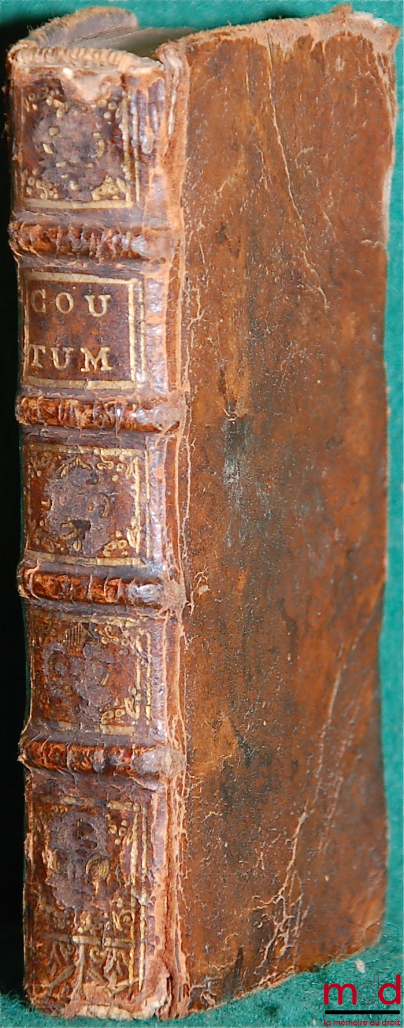 [Coutumes] – COUTUMES DU PAYS ET DUCHÉ DE NORMANDIE, anciens ressorts et Enclaves d’icelui. Augmentées des Arrêts & Réglemens de la Cour, dont est fait mention en la page suivante. Avec des Extraits sommaires des Édits, Déclarations, Ordonnances concernan