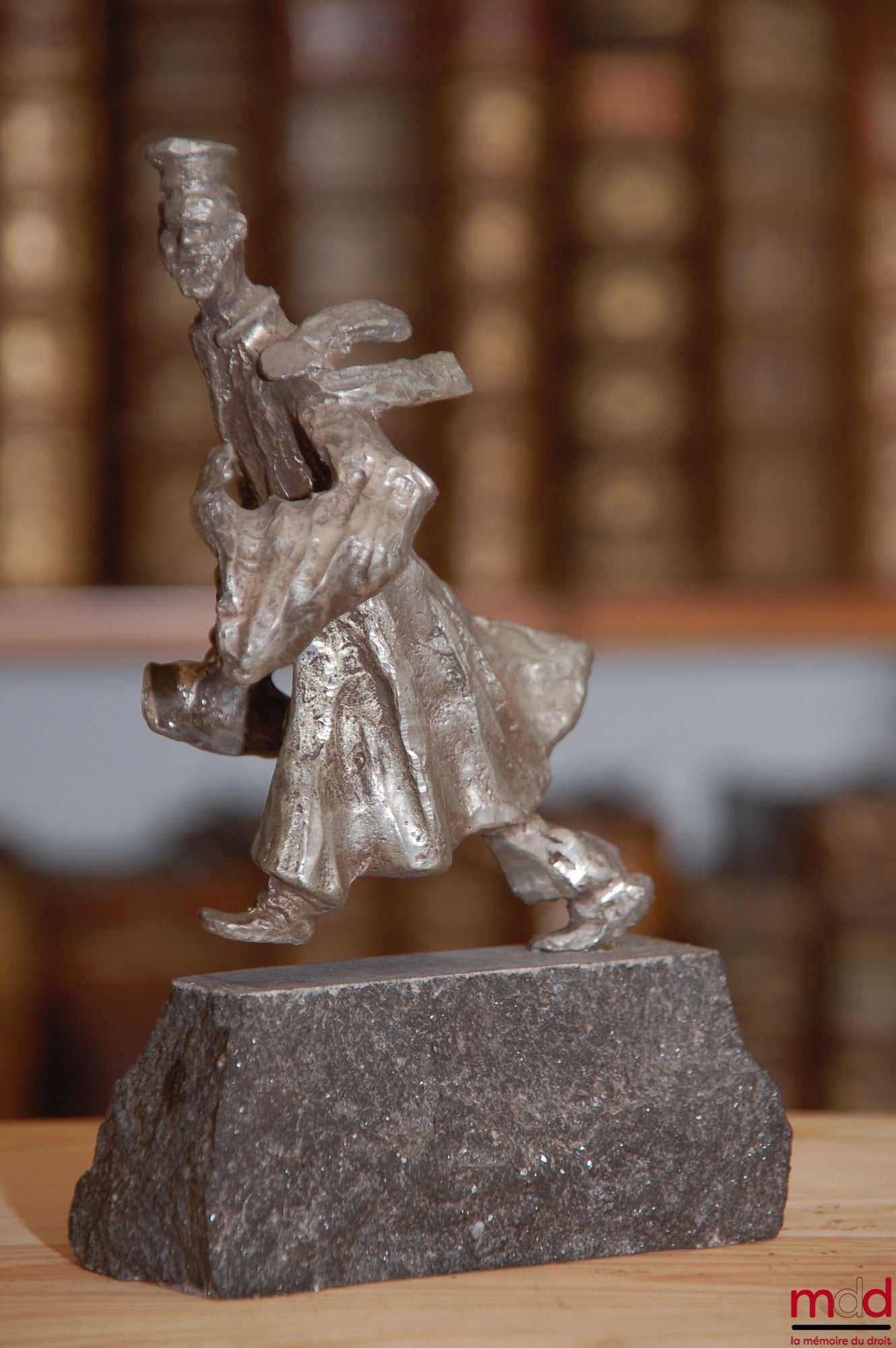 PATRIS (Ernest) – SCULPTURE AVOCAT EN ÉTAIN ; Belle et rare sculpture en étain représentant “un avocat afféré aux affaires” sur socle en pierre bleu d’une hauteur de 18 cm.