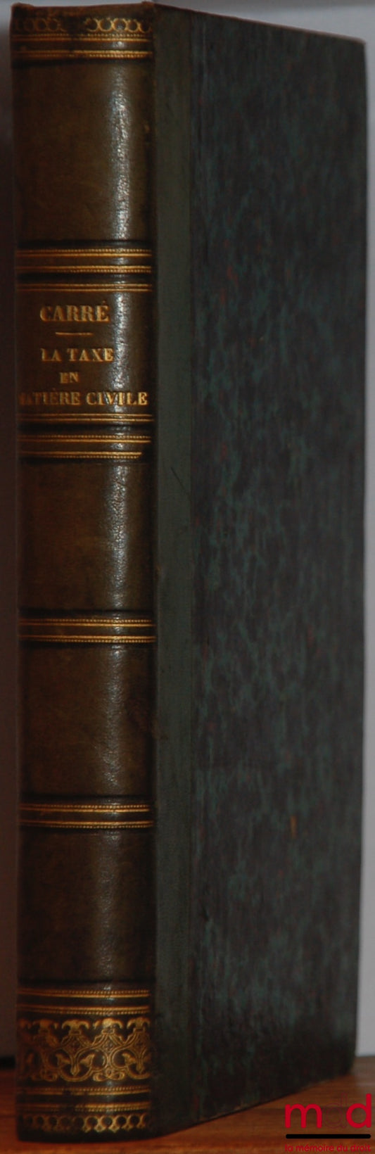CARRÉ (Narcisse) – LA TAXE EN MATIÈRE CIVILE contenant 1° les TABLEAUX DE CHAQUE PROCÉDURE, suivant l’ordre du code, avec l’indication des déboursés et émolumens de tous les actes pour Paris et pour les départemens ; 2° les LOIS, DÉCRETS, ET ORDONNANCES s