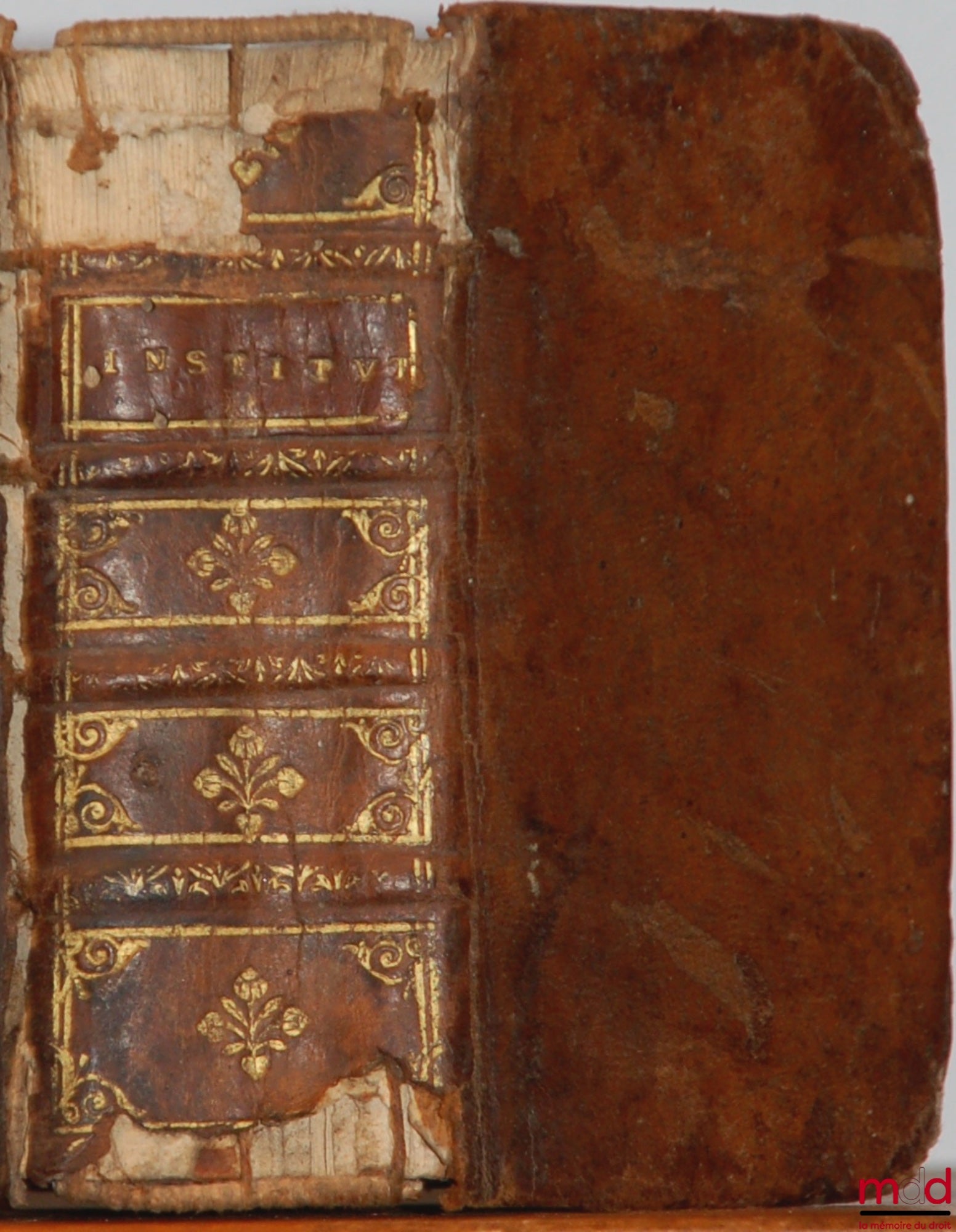 [THEOPHILUS (Theophilo)] – INSTITUTIONUM JURIS CIVILIS LIBROS QUATUOR. Olim à Theophilo Antecessore in Græcum è Latino uberius dissusiùsque translati, & nunc nuper è Græco in Latinum per D. Iac. Curtium Brugenfem Jurisconsultum conuersi. In quibus multa,