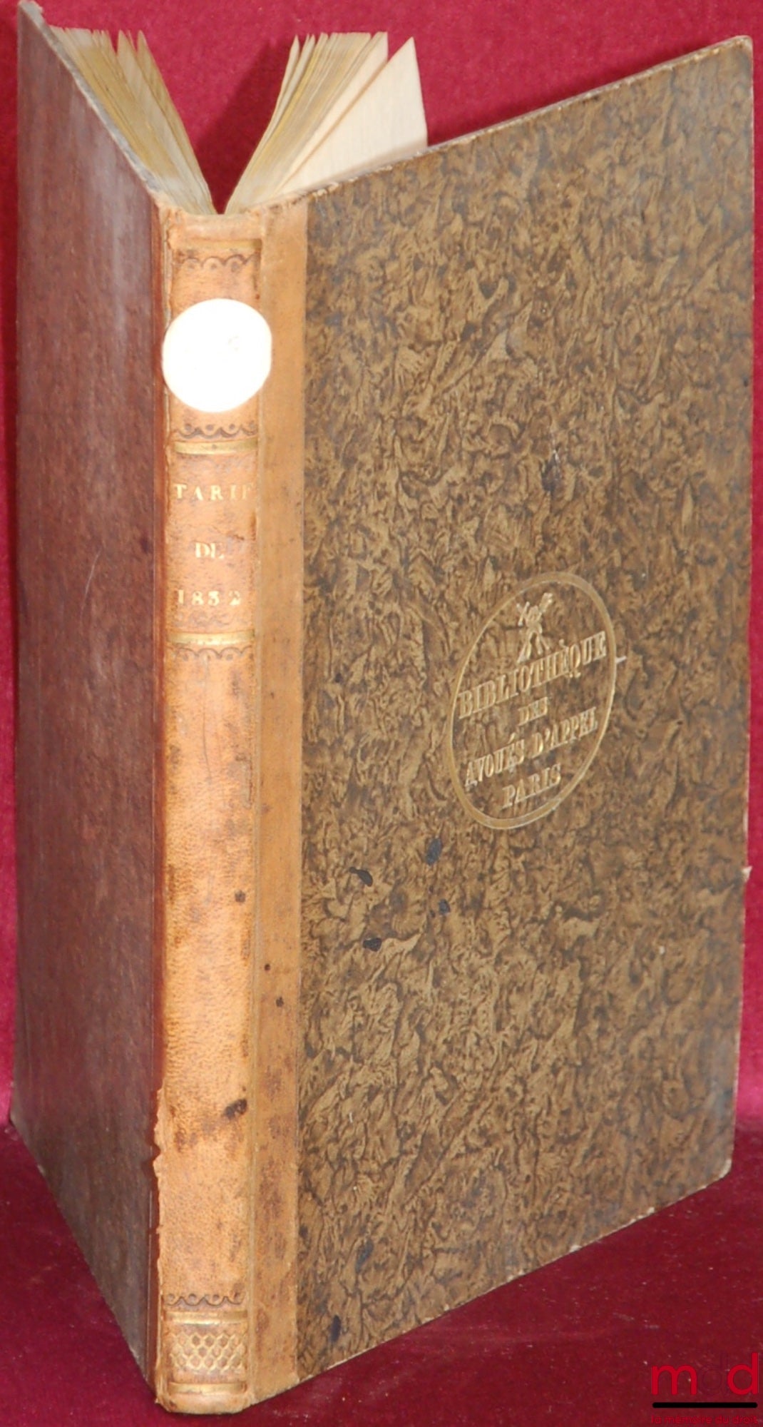 [Collectif] – INSTRUCTION SUR LA TAXE DES FRAIS ET DÉPENS devant LE TRIBUNAL DE PREMIÈRE INSTANCE DU DÉPARTEMENT DE LA SEINE, D’APRÈS LES DISPOSITIONS DU CODE CIVIL, DU CODE DE PROCÉDURE ET DU TARIF ; Tableau des frais et dépens en la Cour royale de Paris