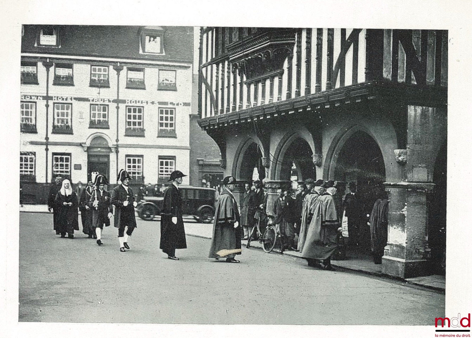 SHELDON AMOS (Sir Maurice) – LA JUSTICE BRITANNIQUE. Exposé de l’administration de la justice criminelle en Angleterre et dans le Pays de Galle ; traduit par Jacques Pouteau