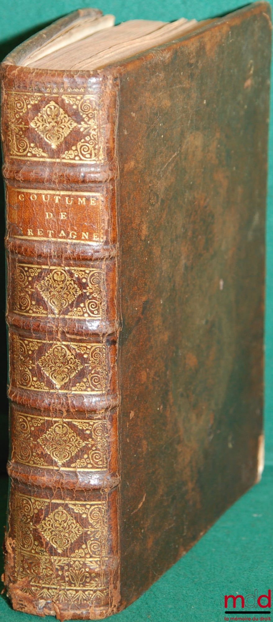 [Coutumes], [MOTAYS] – COUTUMES DE BRETAGNE ET USANCES PARTICULIÈRES DE QUELQUES VILLES ET TERRITOIRES DE LA MESME PROVINCE. Avec des observations très-savantes, quantité de Décisions et d’Arrêts, par lesquels on voit tous les changements qui se sont fait