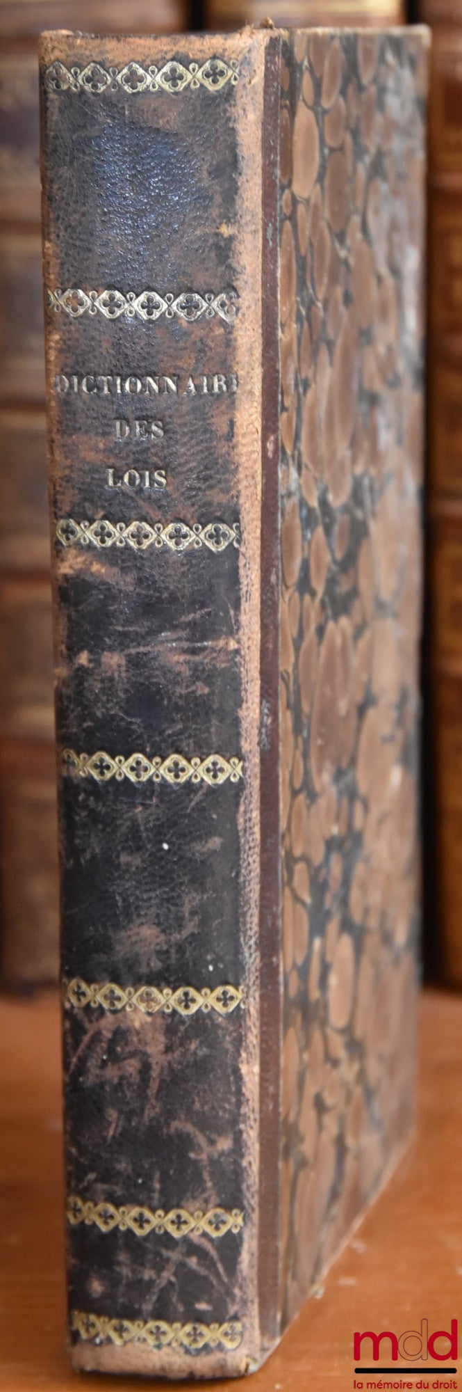 CHICOISNEAU (René) – NOUVEAU DICTIONNAIRE DES LOIS, renfermant la législation la plus complète et le plus récente en matière civile, rurale, commerciale et administrative ; le tarif des droits de timbre et d’enregistrement, la taxe des frais dus aux avoué