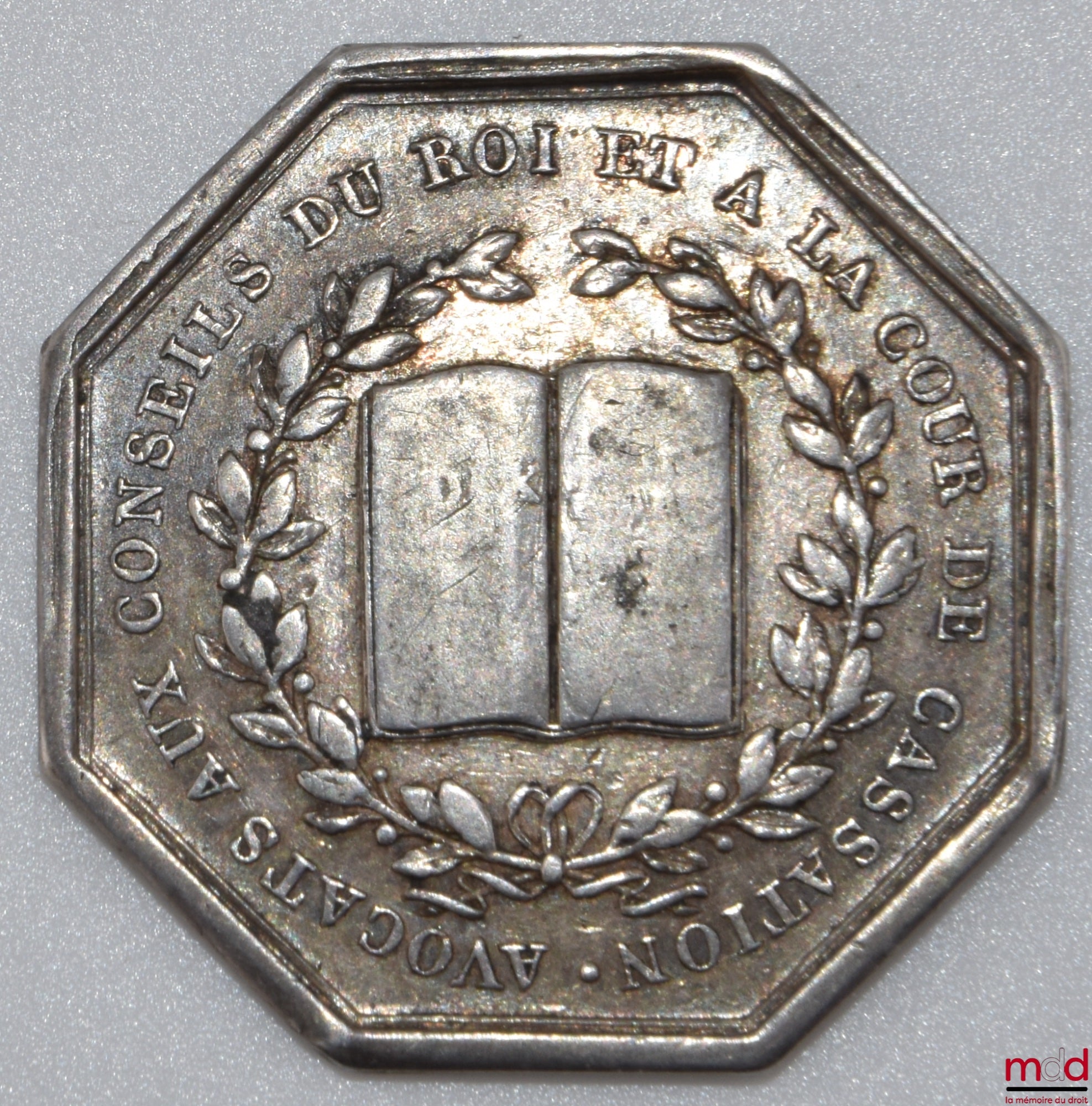 [Conseil d’État du Roi] – JETON : LOUIS XVIII ROI DE FRANCE ET DE NAVARRE ; AVOCATS AUX CONSEILS DU ROI ET À LA COUR DE CASSATION