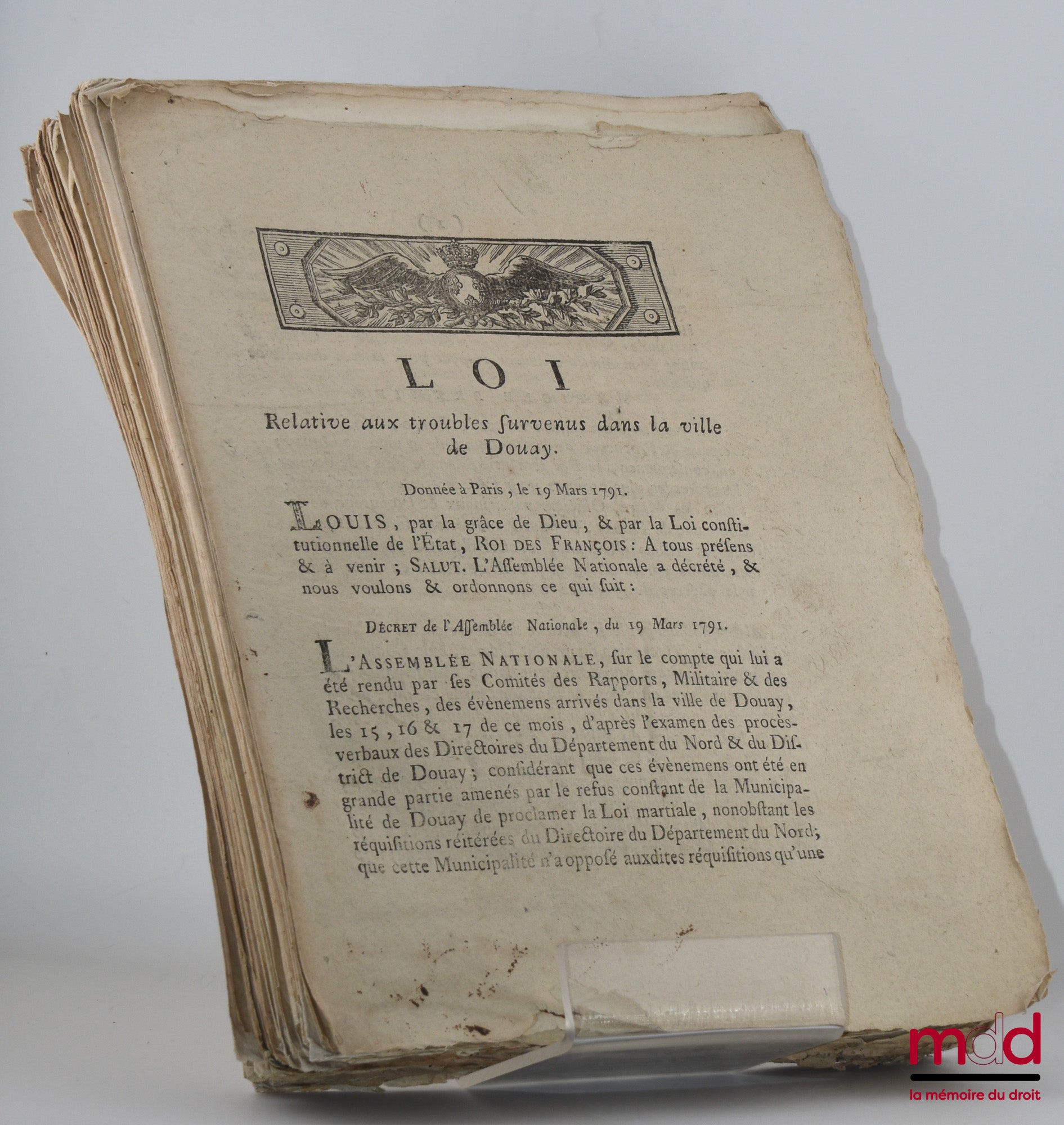 ENSEMBLE DE 30 BULLETINS DES LOIS, DÉCRETS ET PROCLAMATIONS : - Loi relative aux troubles survenus dans la ville de Douay, Paris, 19 mars 1791, (4 p.) ; - Loi qui détermine les cas où le Roi sera censé avoir abdiqué la Couronne, & pourra être poursuivi co
