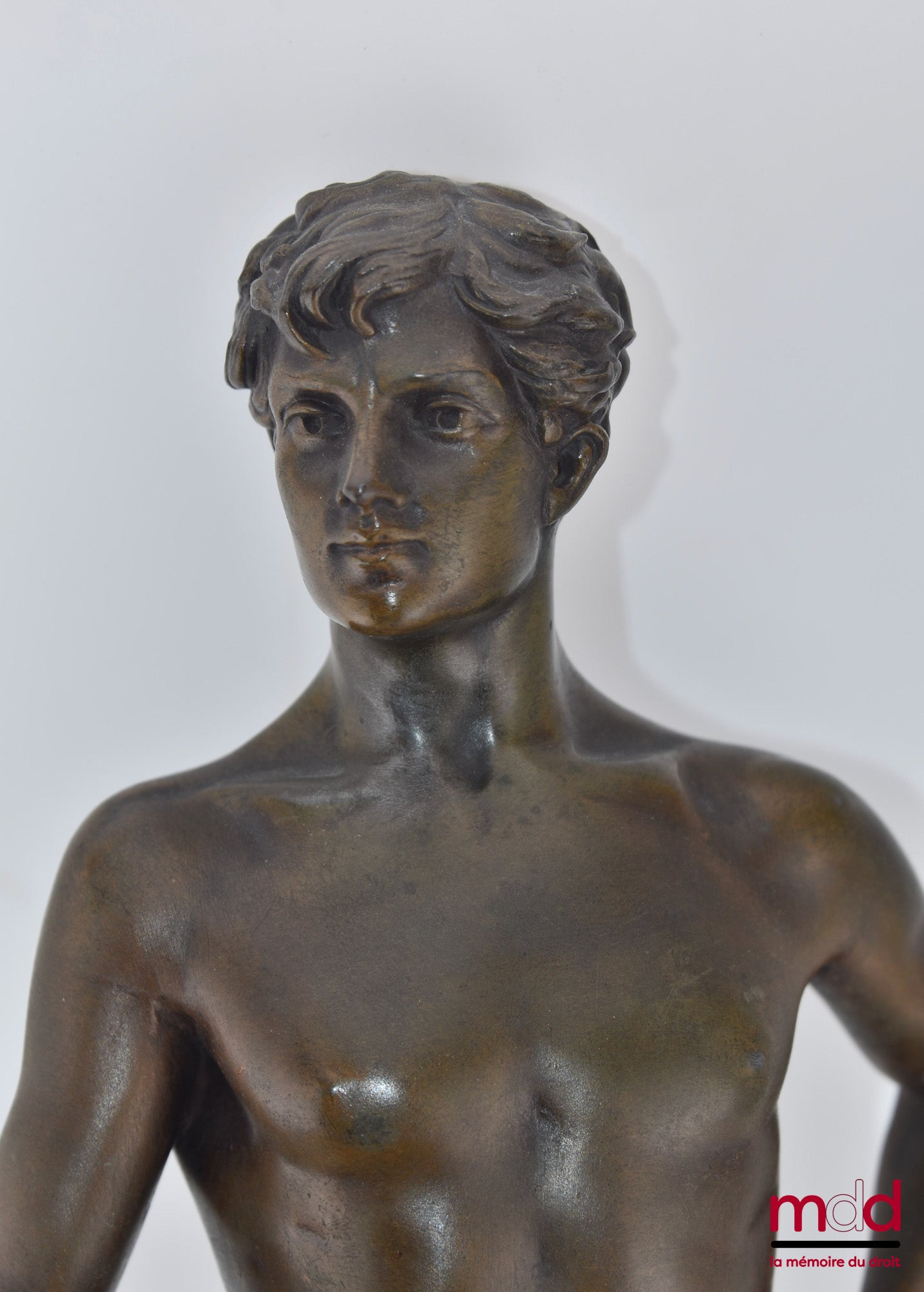 [Dejier] – « LE DROIT TRIOMPHE », statue représentant une allégorie de la Justice portant l’épée, avec, à ses pieds, une branche de laurier et un parchemin sur lequel on peut lire Le droit triomphe