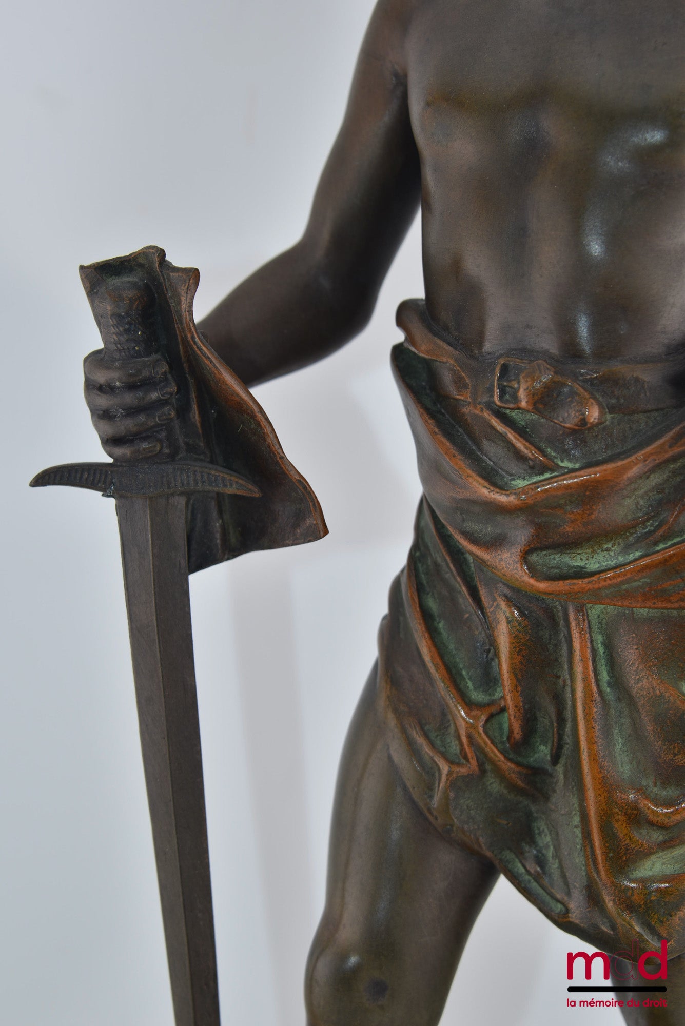 [Dejier] – « LE DROIT TRIOMPHE », statue représentant une allégorie de la Justice portant l’épée, avec, à ses pieds, une branche de laurier et un parchemin sur lequel on peut lire Le droit triomphe