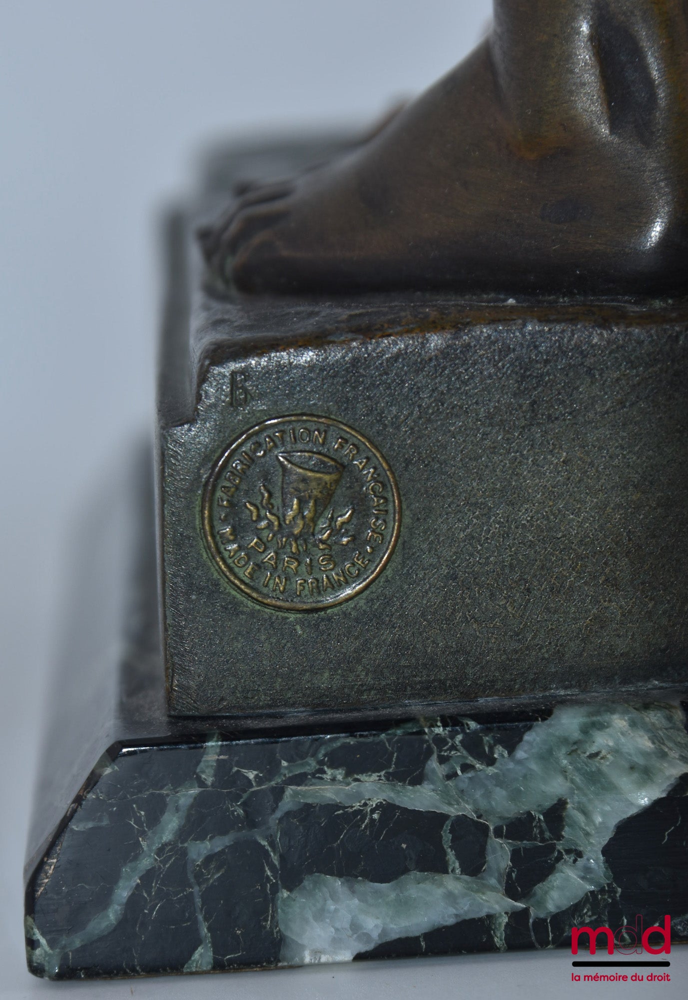 [Dejier] – « LE DROIT TRIOMPHE », statue représentant une allégorie de la Justice portant l’épée, avec, à ses pieds, une branche de laurier et un parchemin sur lequel on peut lire Le droit triomphe