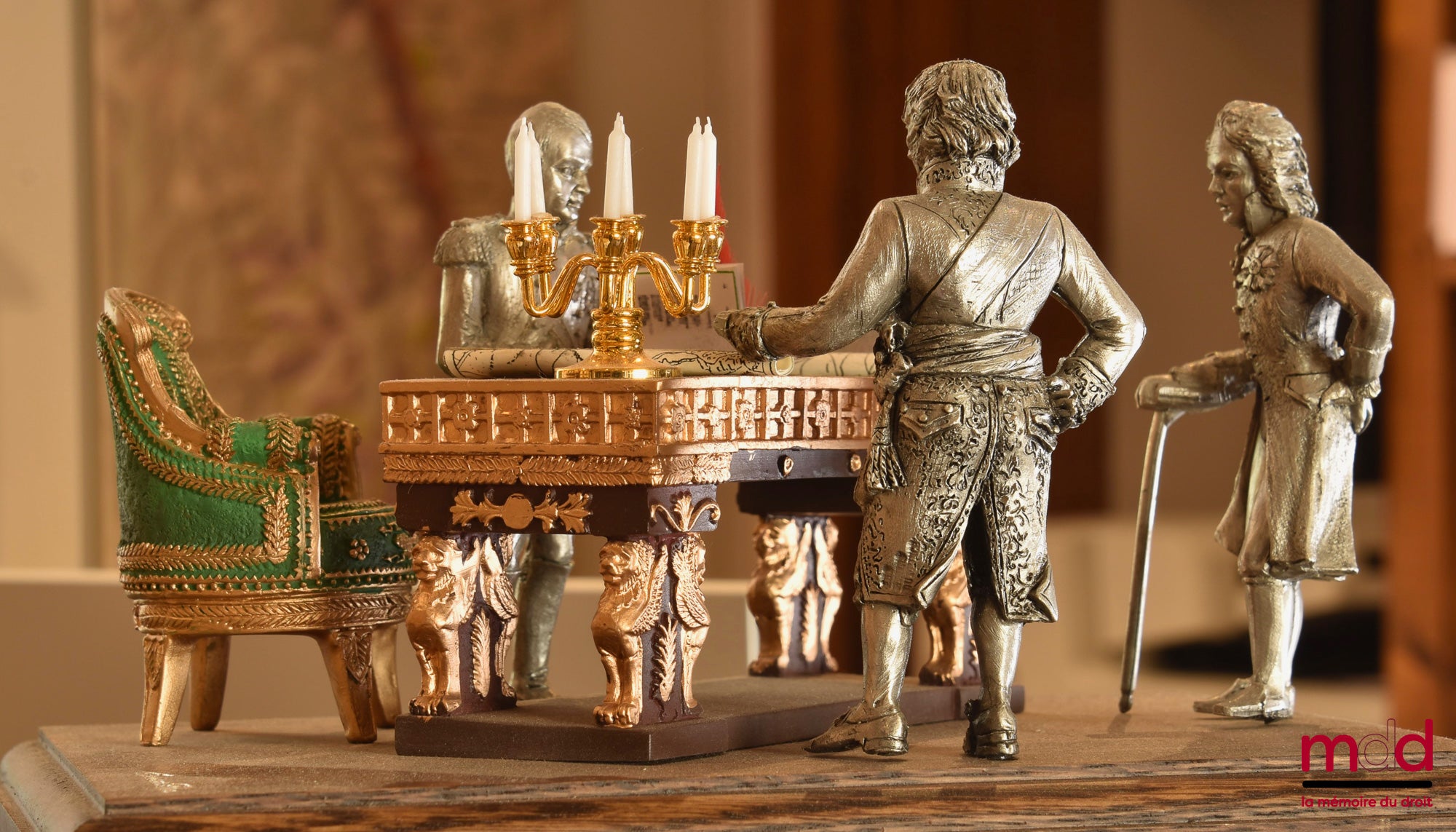 [Napoléon - Code civil] – NAPOLÉON ET LE CODE CIVIL, Figurine qui met en scène Napoléon autour de son bureau devant ses ministres présentant son Code civil