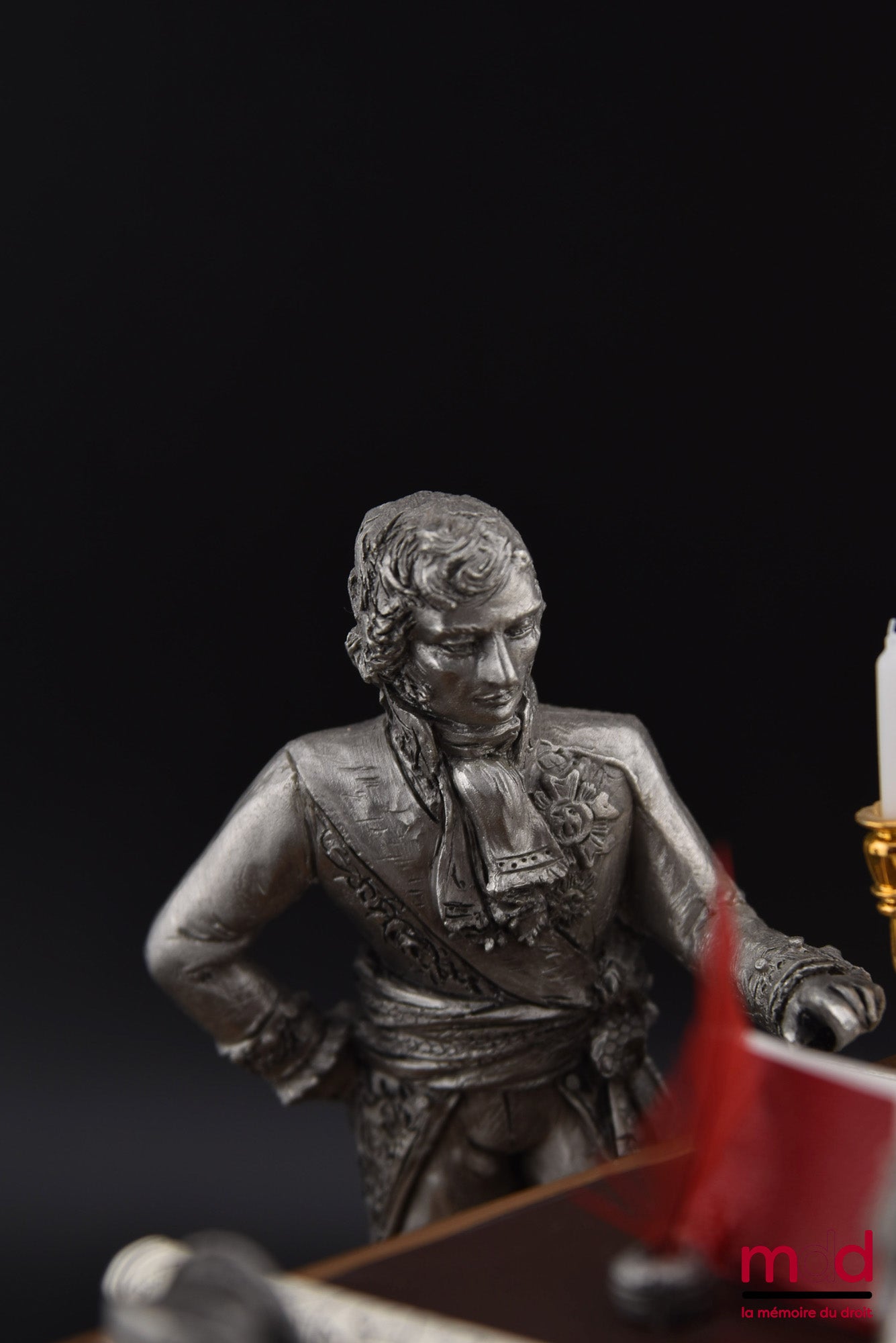 [Napoléon - Code civil] – NAPOLÉON ET LE CODE CIVIL, Figurine qui met en scène Napoléon autour de son bureau devant ses ministres présentant son Code civil