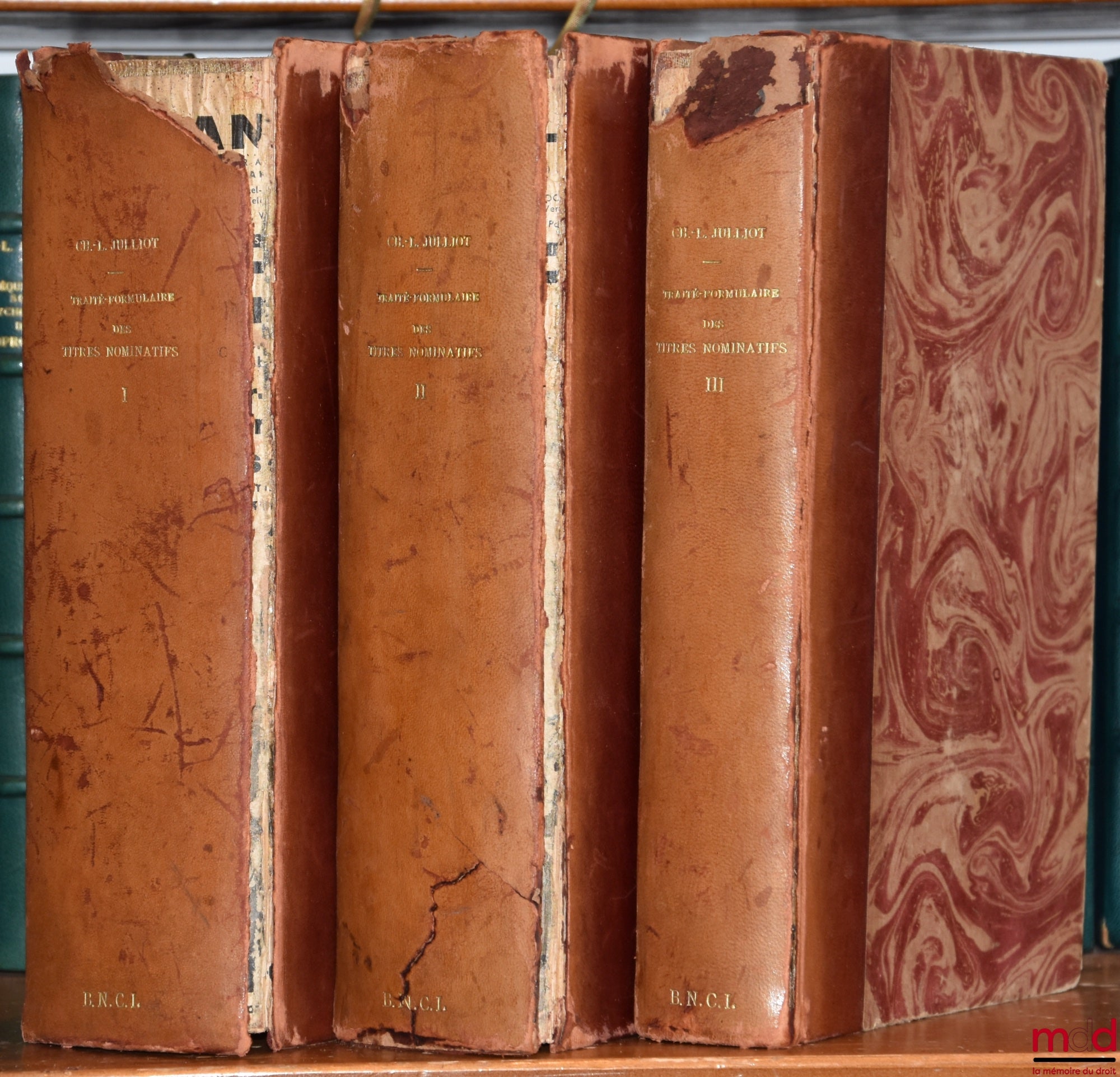 JULLIOT (Charles-Louis) – TRAITÉ-FORMULAIRE DES TITRES NOMINATIFS ET DES CERTIFICATS DE PROPRIÉTÉ (Loi du 26 mars 1927). Mutations, Transferts, Conversions et remboursement des rentes sur l’État, Actions, Parts de fondateur et Obligations françaises et ét