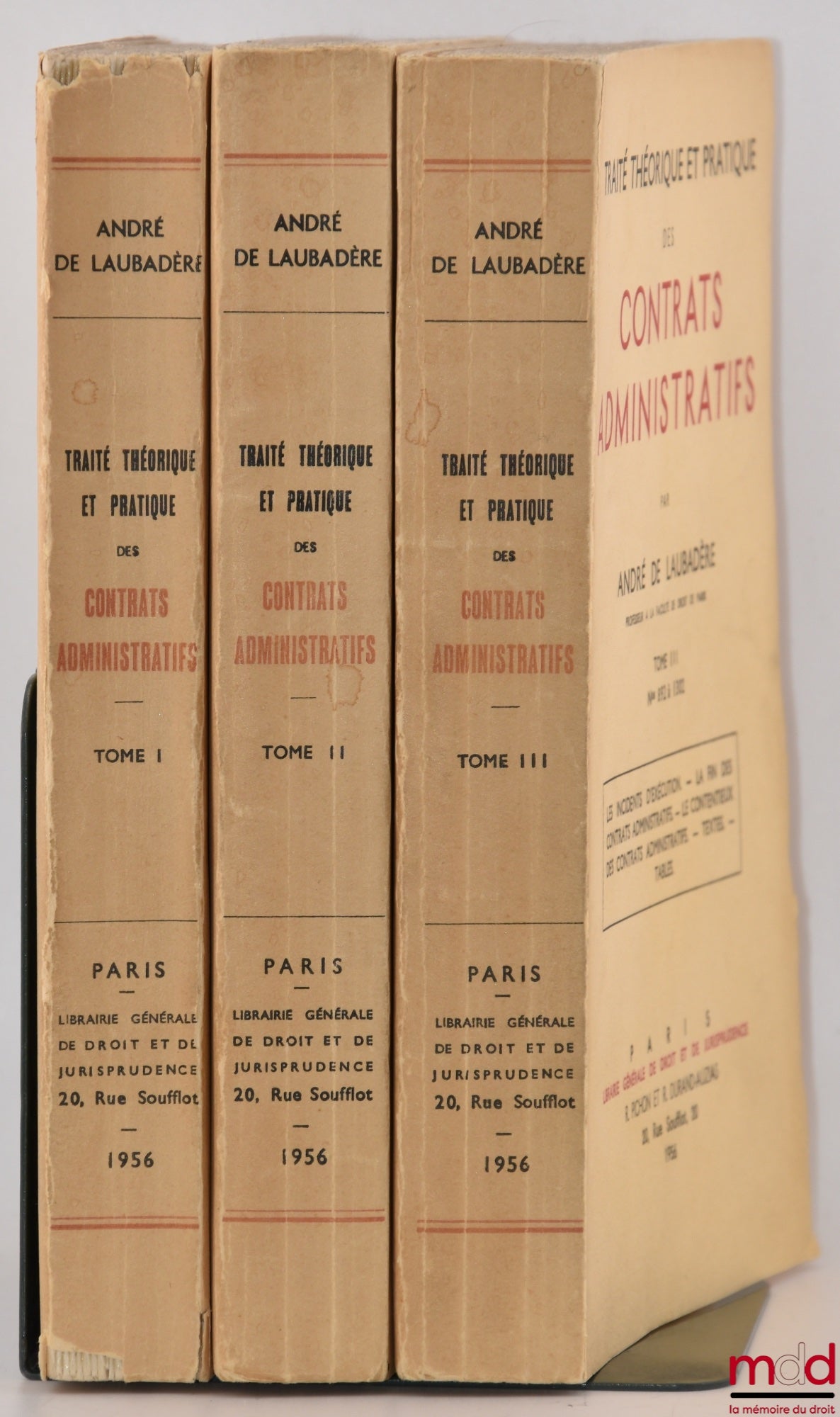LAUBADÈRE (André de) – TRAITÉ THÉORIQUE ET PRATIQUE DES CONTRATS ADMINISTRATIFS : - t. I : n° 1 à 422 : La distinction des contrats administratifs et des contrats de droit commun - La formation des contrats administratifs ; - t. II : n° 423 à 891 : L’exéc