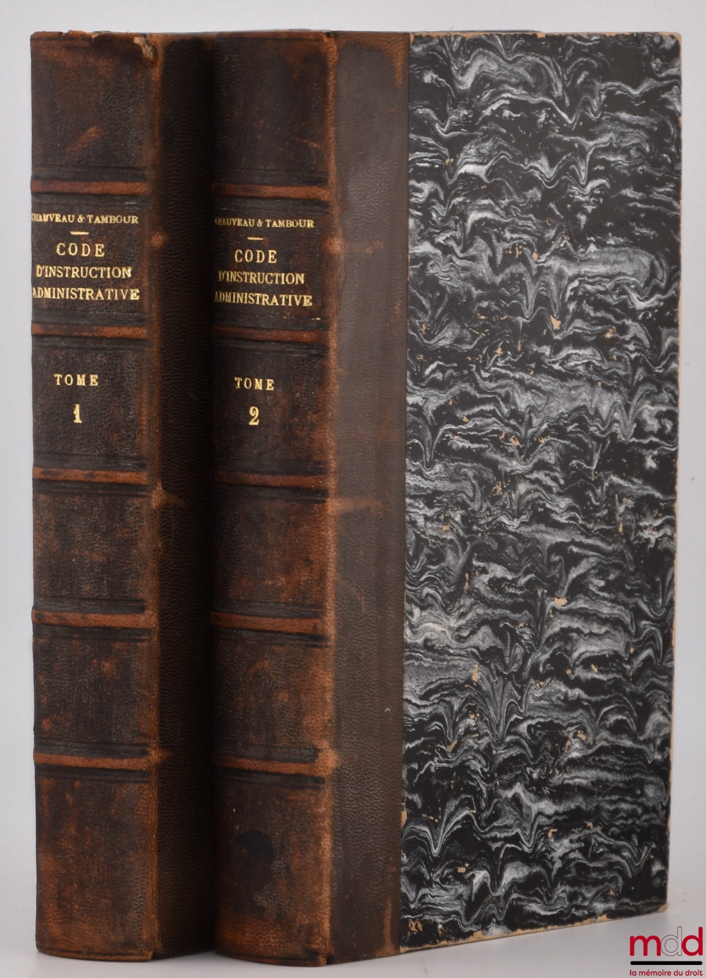 CHAUVEAU (Adolphe) et TAMBOUR (Ernest) – CODE D’INSTRUCTION ADMINISTRATIVE OU LOIS DE LA PROCÉDURE ADMINISTRATIVE contenant dans l’ordre du Code de procédure civile, les règles de l’instruction devant les tribunaux administratifs, Ministres, Préfets, Cons