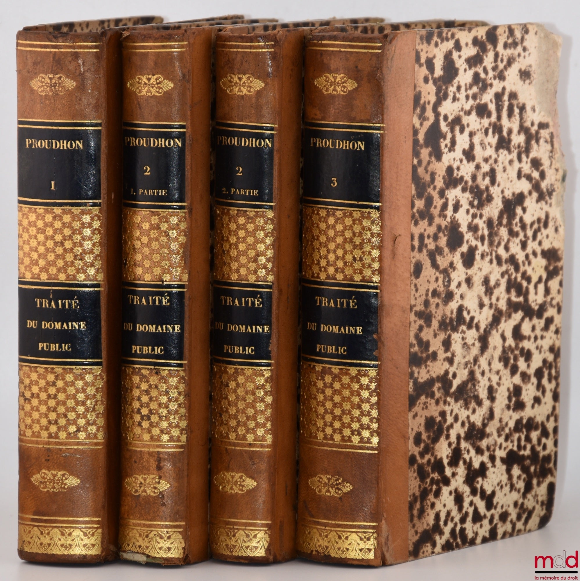 PROUDHON (Jean-Baptiste) – TRAITÉ DU DOMAINE PUBLIC OU DE LA DISTINCTION DES BIENS CONSIDÉRÉS PRINCIPALEMENT PAR RAPPORT AU DOMAINE PUBLIC, 2e éd., revue, mise en harmonie avec la législation actuelle, et augmentée d’un commentaire de la loi sur les chemi