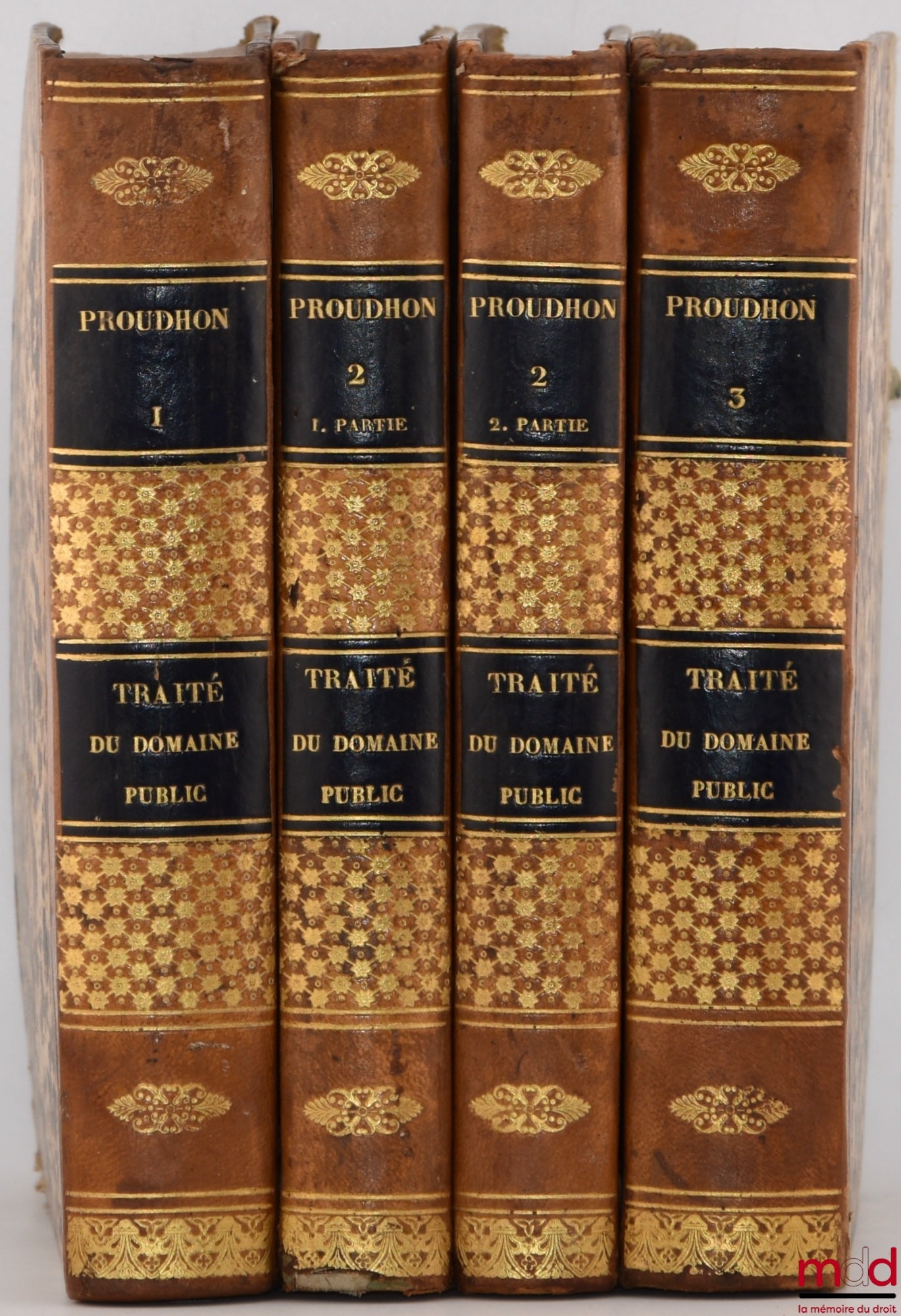 PROUDHON (Jean-Baptiste) – TRAITÉ DU DOMAINE PUBLIC OU DE LA DISTINCTION DES BIENS CONSIDÉRÉS PRINCIPALEMENT PAR RAPPORT AU DOMAINE PUBLIC, 2e éd., revue, mise en harmonie avec la législation actuelle, et augmentée d’un commentaire de la loi sur les chemi